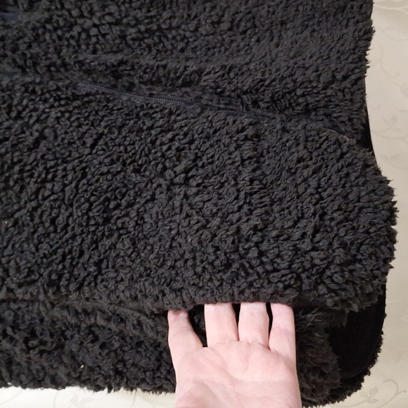 Weatherproof Hooded Black Sherpa Vest - Picture 4 of 8